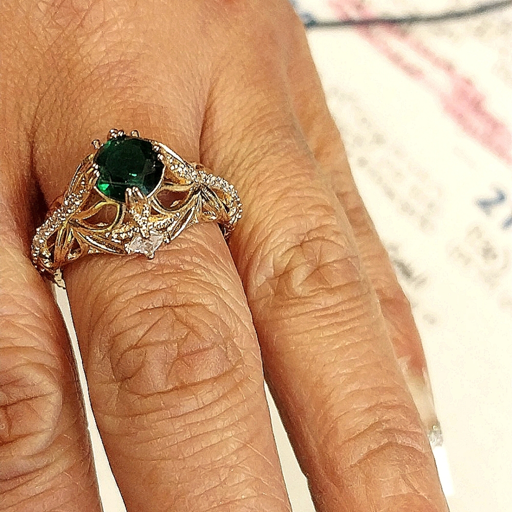 Sz 8  lab created emerald and gold ring
